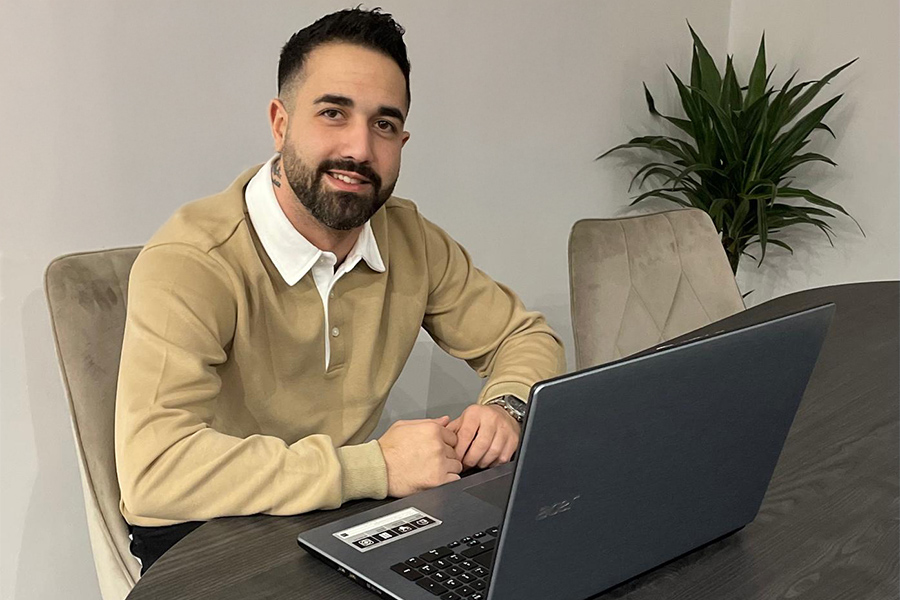 MPU Beratung Vorbereitung Remscheid Massimo Maglione freundlich lächelnd mit Laptop
